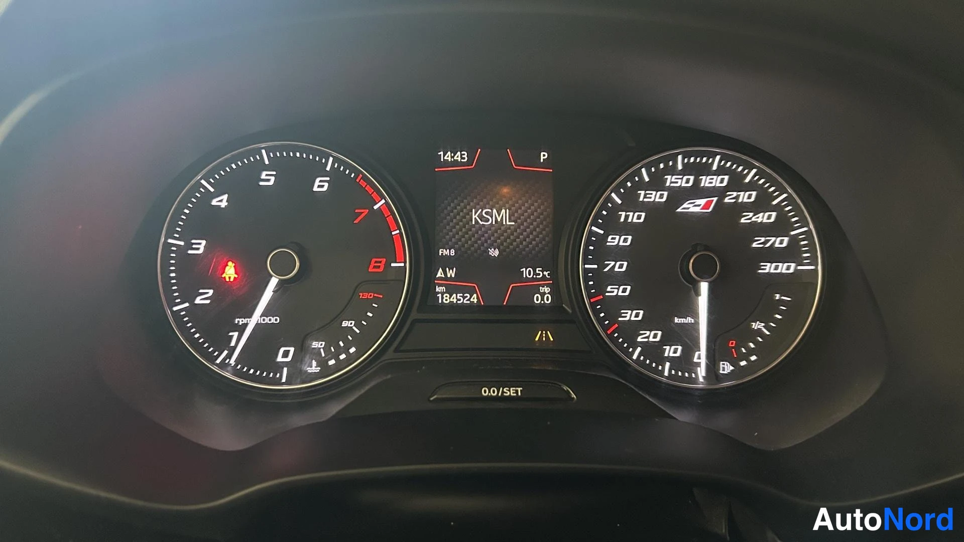 Muu: Mittaristo lähikuva: nopeusmittari asteikolla 300 km/h, kierroslukumittari 0-8000 r/min, matkamittari 184524 km, P-merkki valaistuna.