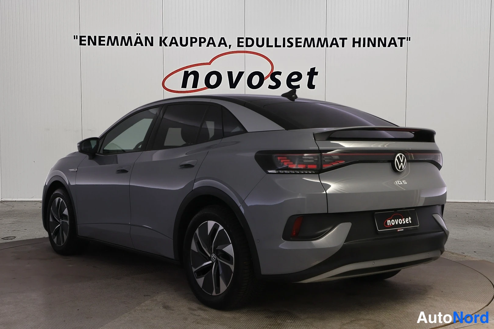 Takaviisto: Volkswagen ID.5:n takakolmasosa ja sivupinta, takavalojen pohja ja tarra 'ID.5' näkyvät.