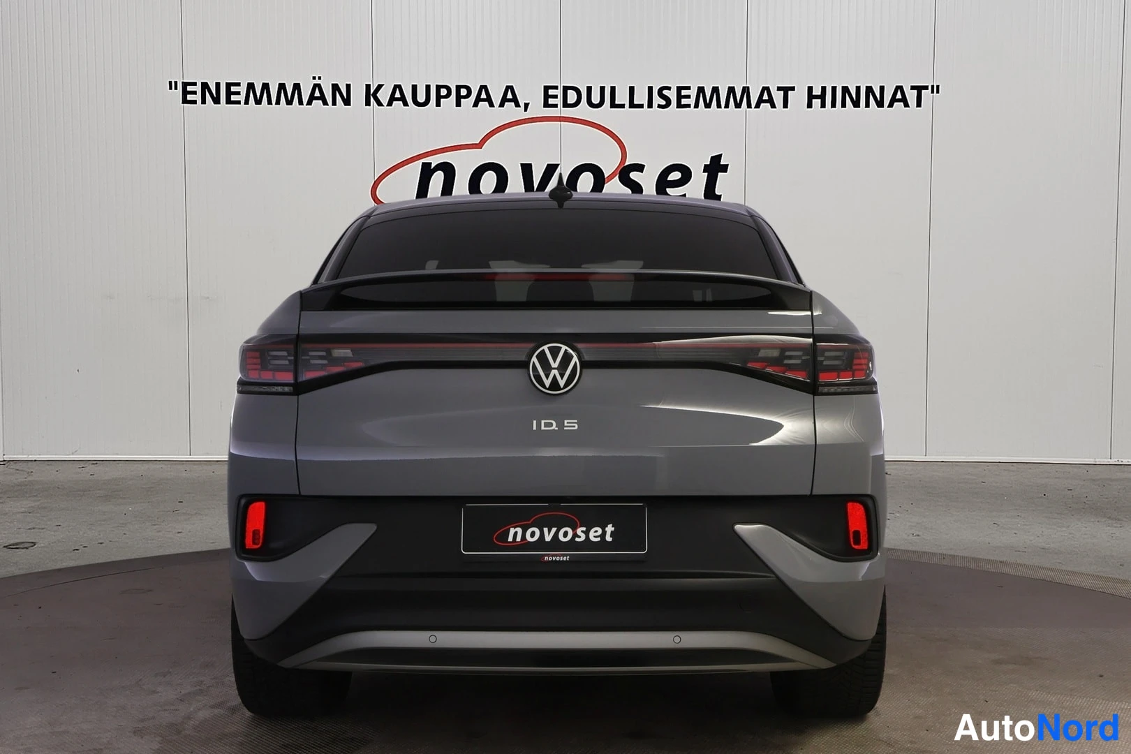 Takaa: Volkswagen ID.5:n takaosa suoraan takaa, VW-logo, 'ID.5'-teksti ja takavalojen pohjat näkyvissä.