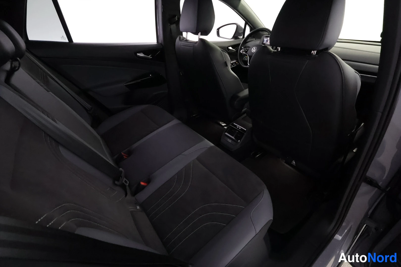 Muu: Takapenkillä ja etuistuinten selkänojat, tumma sisusta Volkswagenin ohjaamossa.