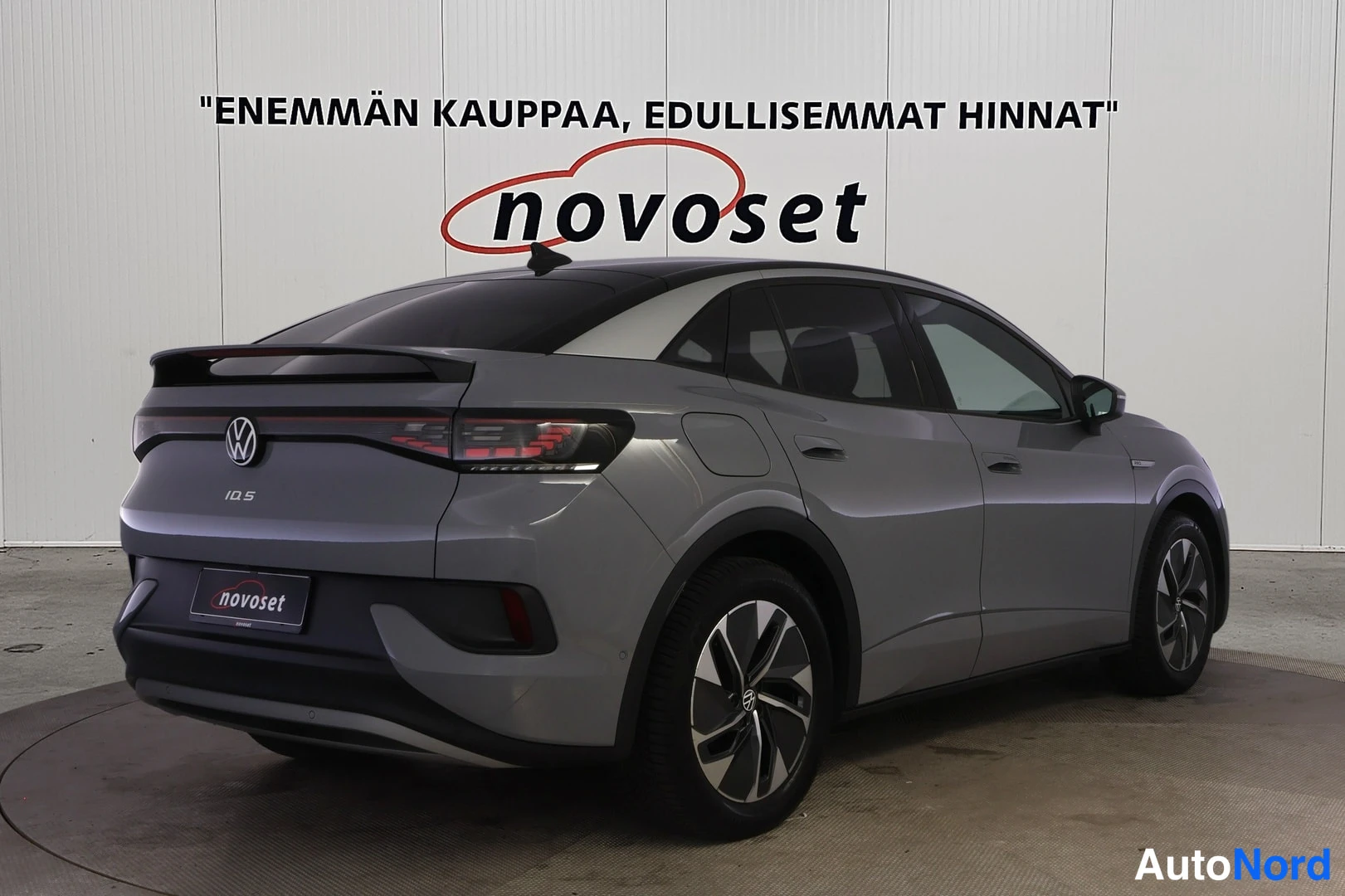 Takaviisto: Volkswagen ID.5:n takakolmasosa ja oikea sivu, takavalojen pohja ja 'ID.5'-teksti näkyvissä.
