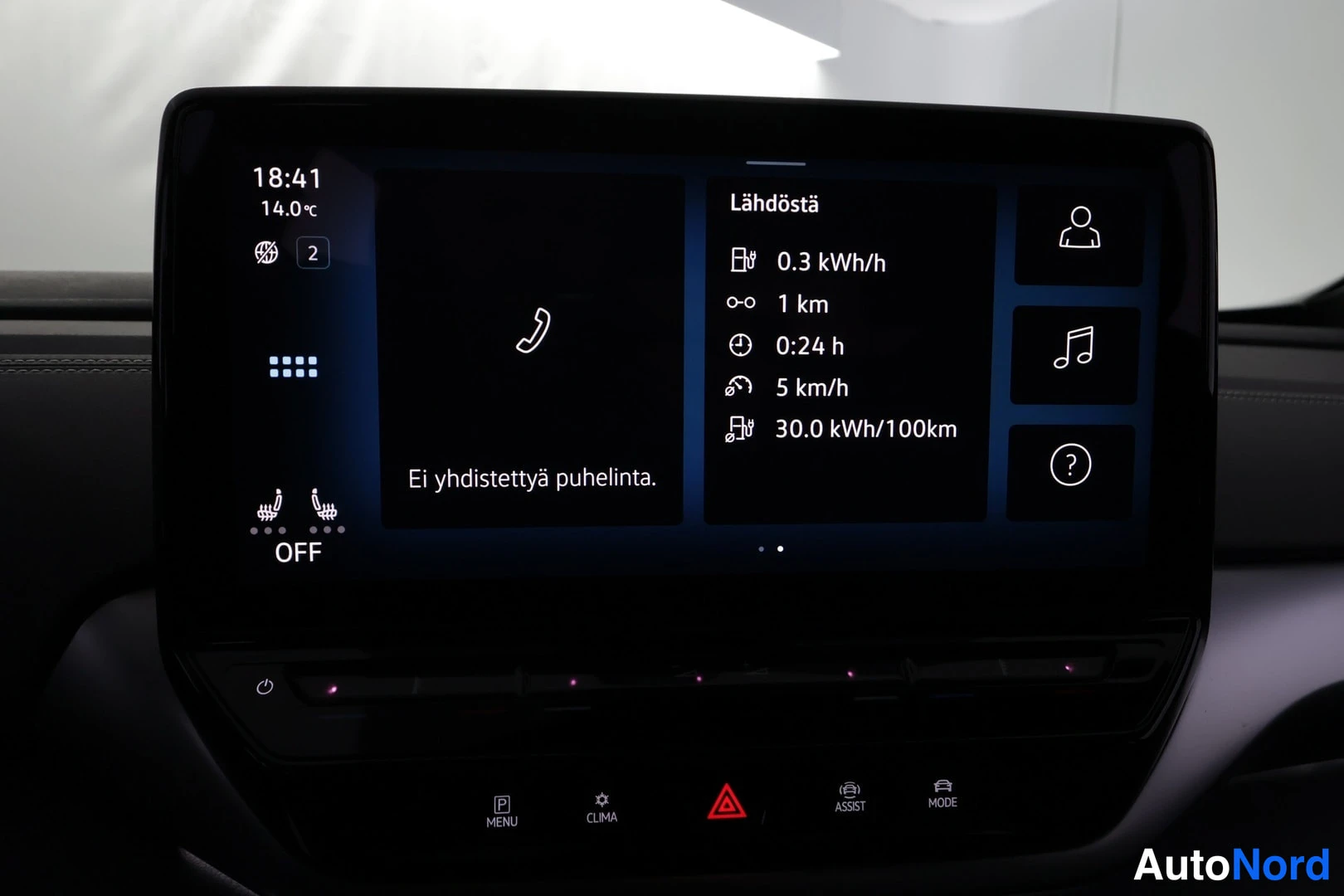 Muu: Kojelaudan infotainment-näyttö näyttää puhelinvalikon tekstillä 'Ei yhdistettyä puhelinta' sekä Lähdöstä-tiedot: 0,3 kWh/h, 1 km, 0:24 h, 5 km/h ja 30,0 kWh/100