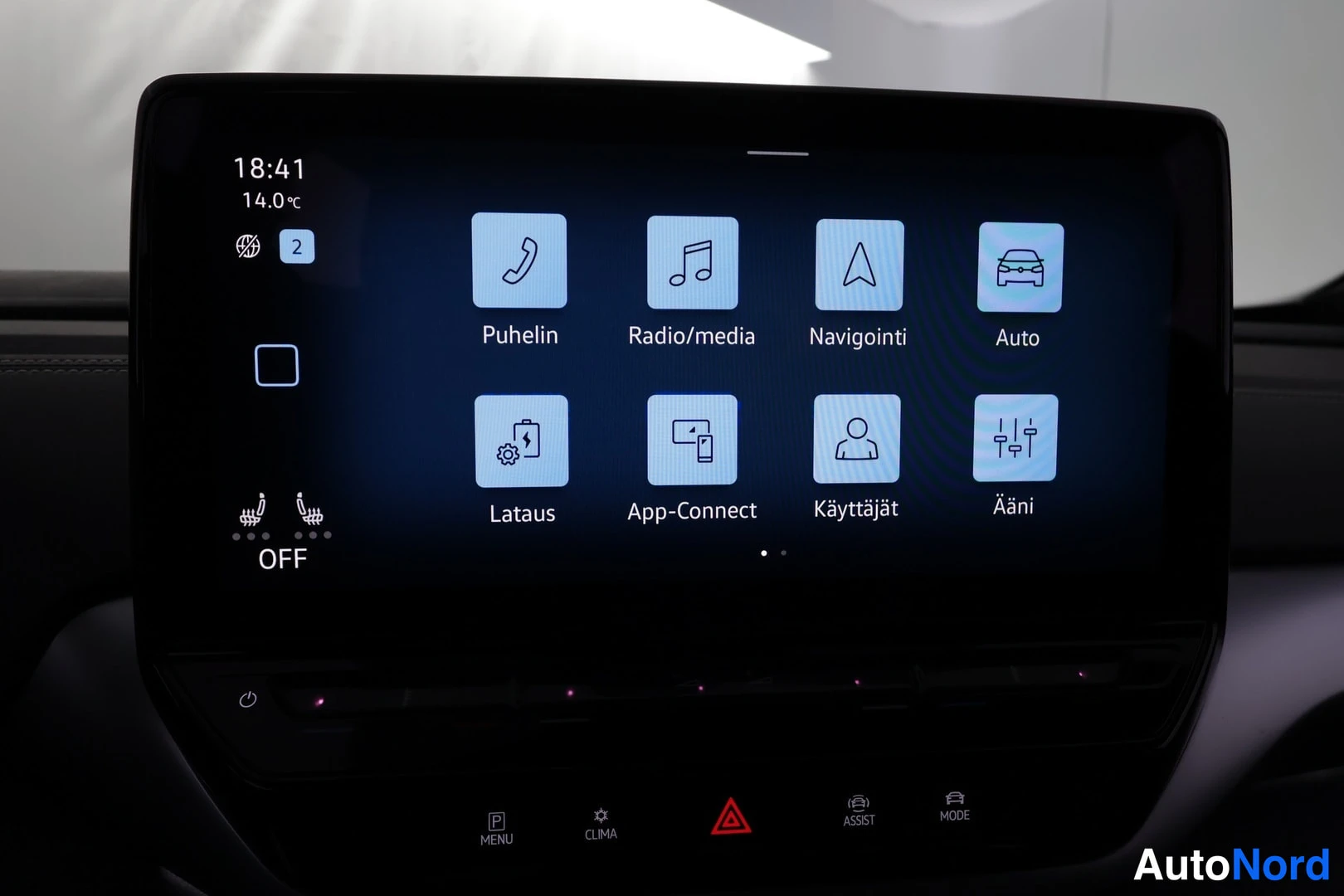Muu: Infotainment-näytön päävalikko kuvakkeineen: Puhelin, Radio/media, Navigointi, Auto, Lataus, App-Connect, Käyttäjät ja Ääni.