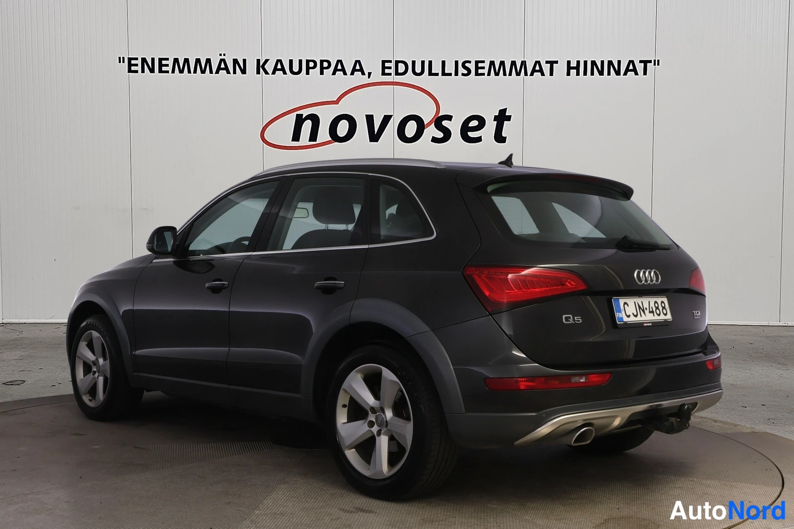 Takaviisto: Musta Audi Q5 takaosaltaan ja vasemmalta sivultaan kuvattuna, Q5-merkintä takaluukussa ja rekisteri C-JN-488.