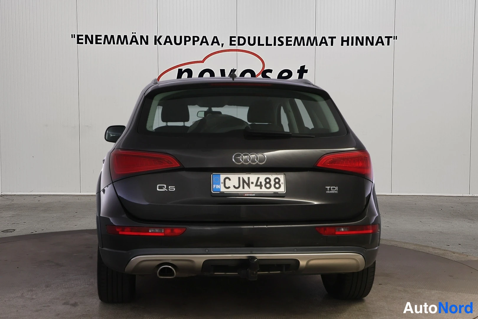 Takaa: Musta Audi Q5 suoraan takaa kuvattuna, Q5- ja TDI-merkinnät takaluukussa, rekisteri C-JN-488.
