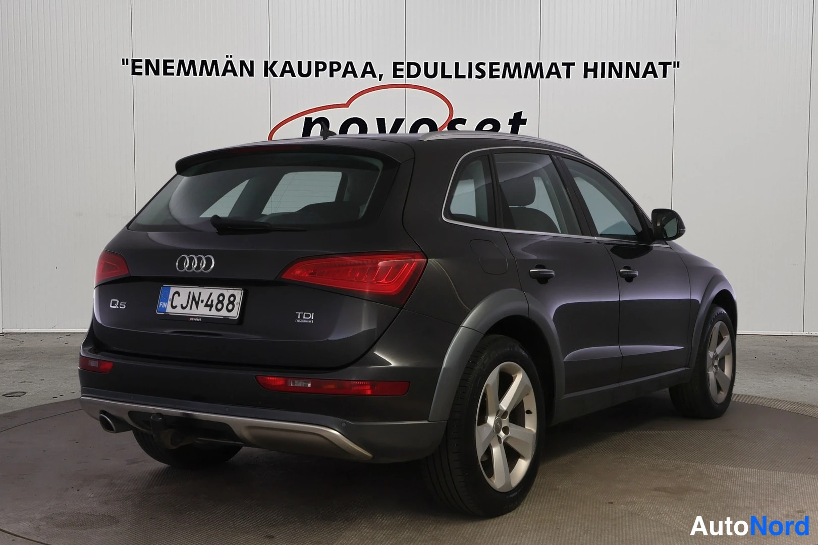 Takaviisto: Musta Audi Q5 takaosaltaan ja oikealta sivultaan kuvattuna, Q5- ja TDI-merkinnät takaluukussa, rekisteri C-JN-488.
