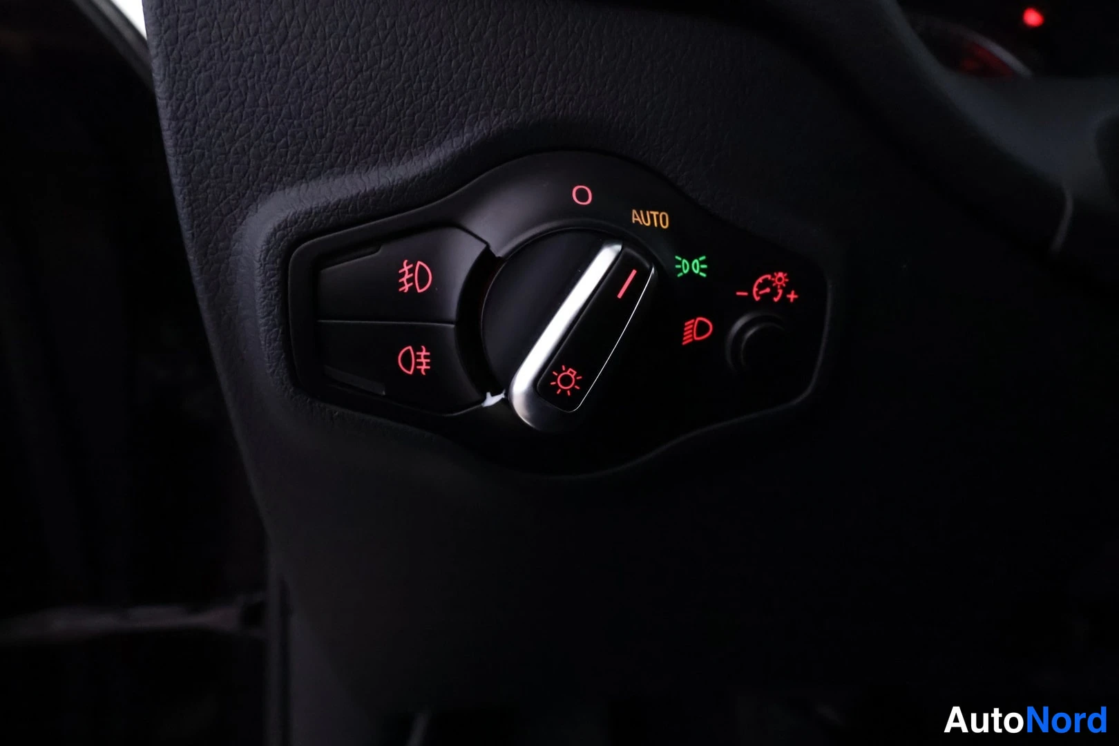 Muu: Ajovalokytkin auton sisätilassa AUTO-asennolla ja sumsavalo- sekä korkeussäätömerkeillä.