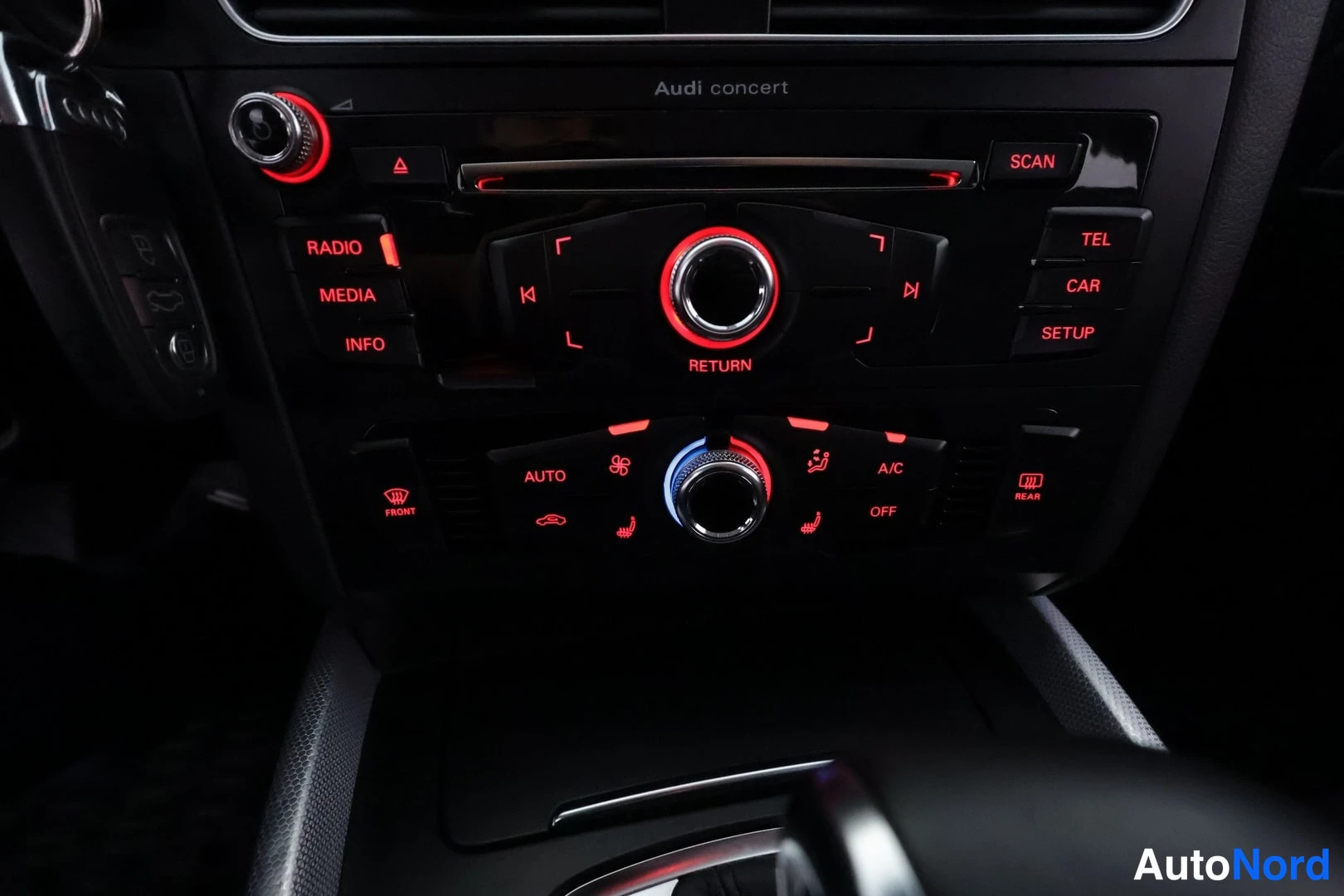 Muu: Audi concert -radio- ja ilmastointipaneeli, RADIO MEDIA INFO TEL CAR SETUP -painikkeet.