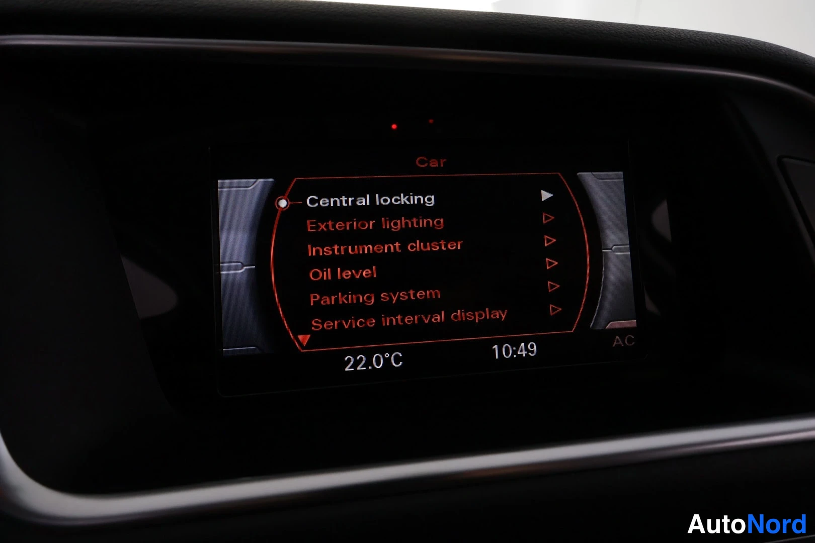 Yksityiskohta: Kojelaudan näyttö näyttää Car-valikon kohtineen Central locking, Exterior lighting, Instrument cluster, Oil level, Parking system ja Service interval display.