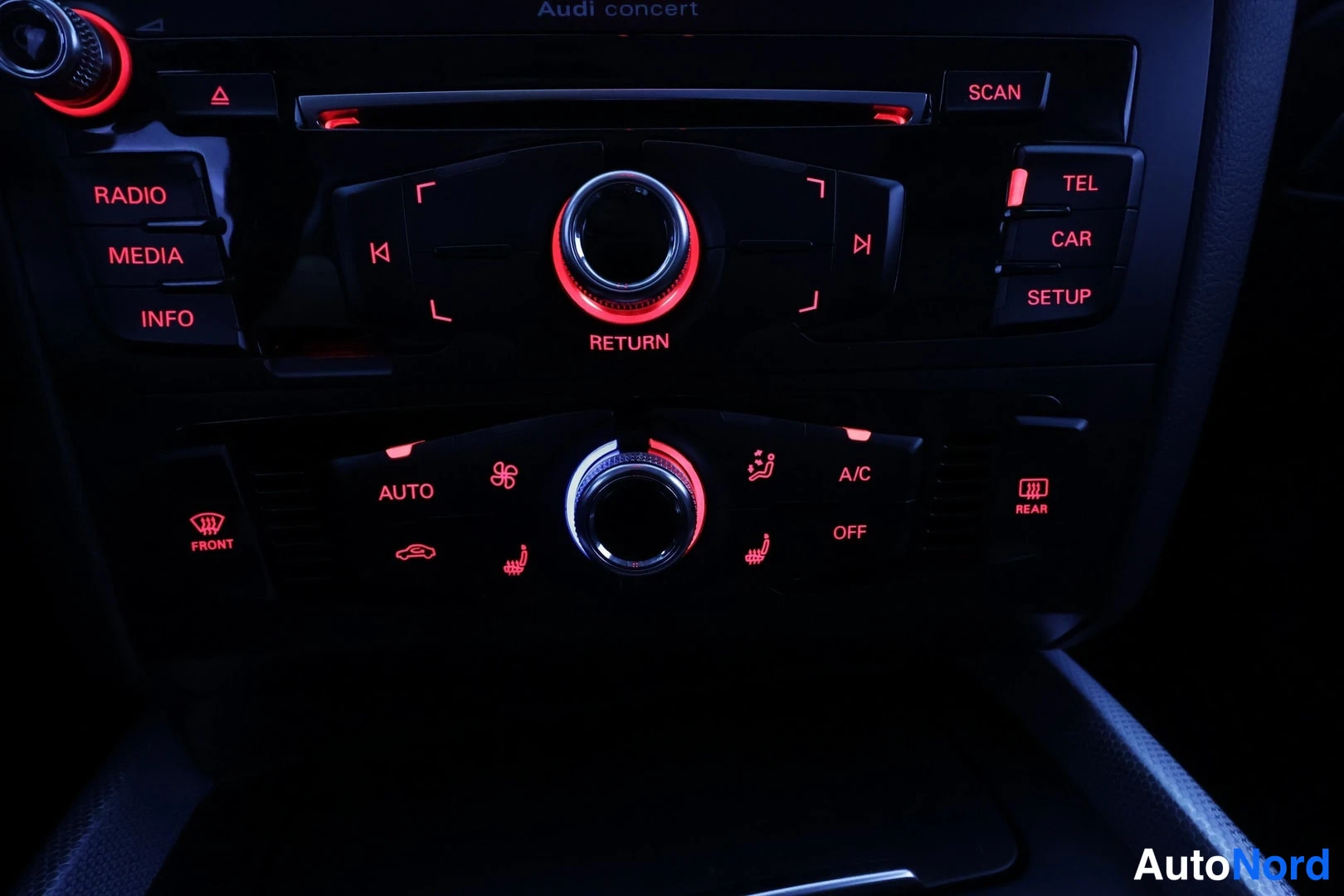 Muu: Auton keskikonsoli: Audi concert -radio, MMI-ohjain ja kaksivyöhy克林imaailman ohjaimet punaisin valaistuin