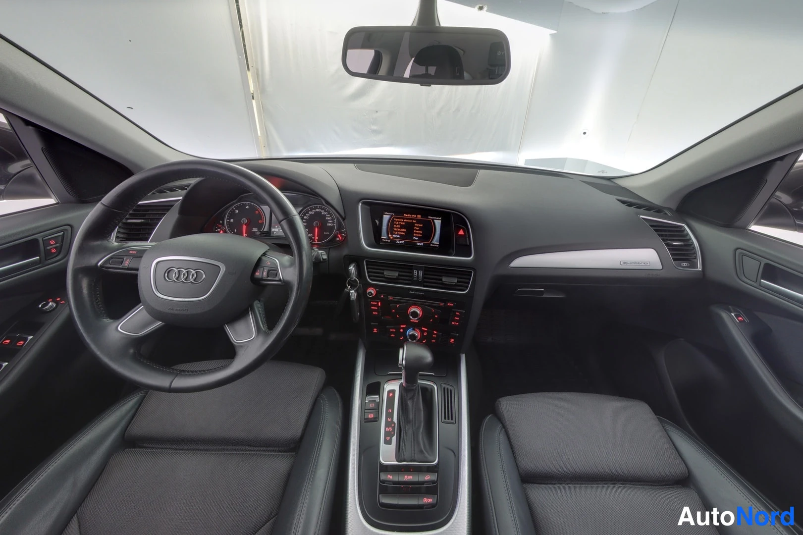 Muu: Audi Q5:n ohjaamo etuovista keskikonsolille: ratto, kojelauta, keskitoimintojen näyttö ja kaksi etuistuinta.