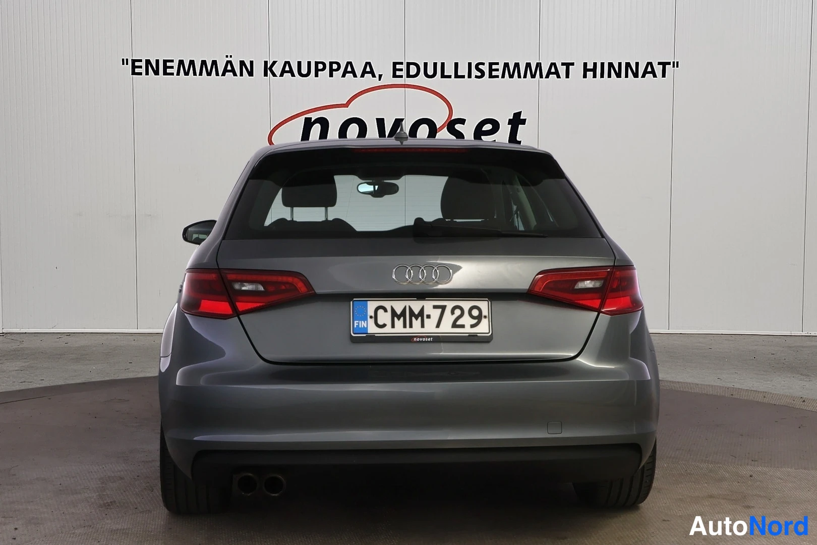 Takaa: Harmaa Audi A3 Sportback suoraan takaa kuvattuna, rekisterikilpi.