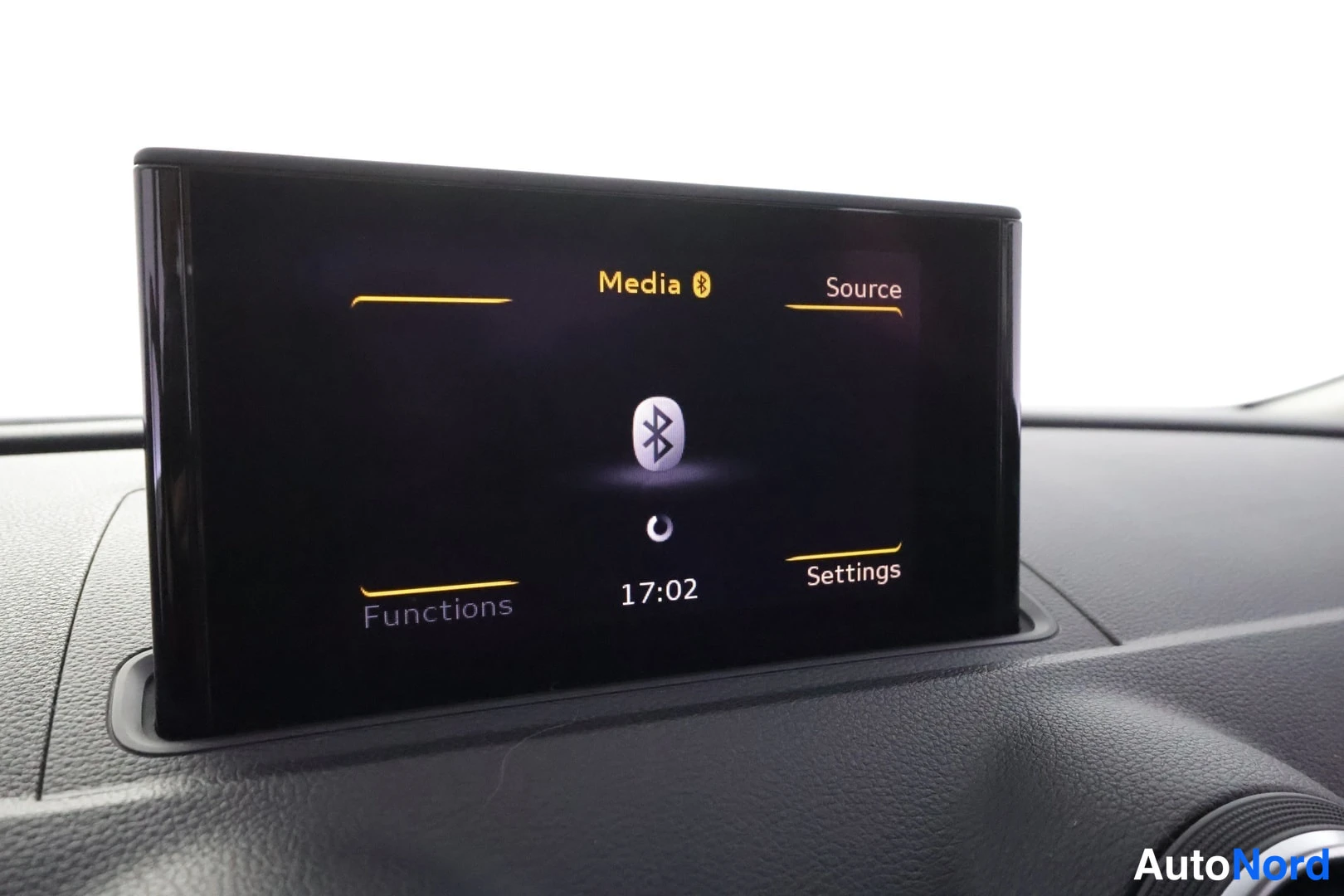 Muu: Tilannekuvaruutu kojelaudassa näyttää Media-valikon, jossa Bluetooth-merkki, Source-, Functions- ja Settings-valinnat sekä kello 17:02.