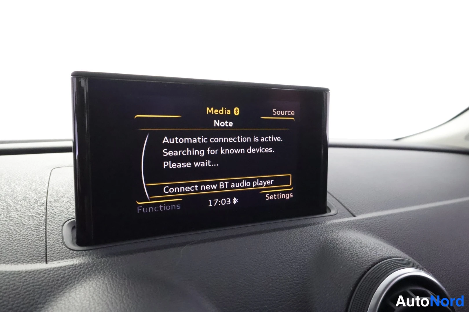 Muu: Tilannekuvaruutu kojelaudassa näyttää Media-valikon ilmoituksen: 'Automatic connection is active. Searching for known devices. Please wait...' sekä 'Connect new