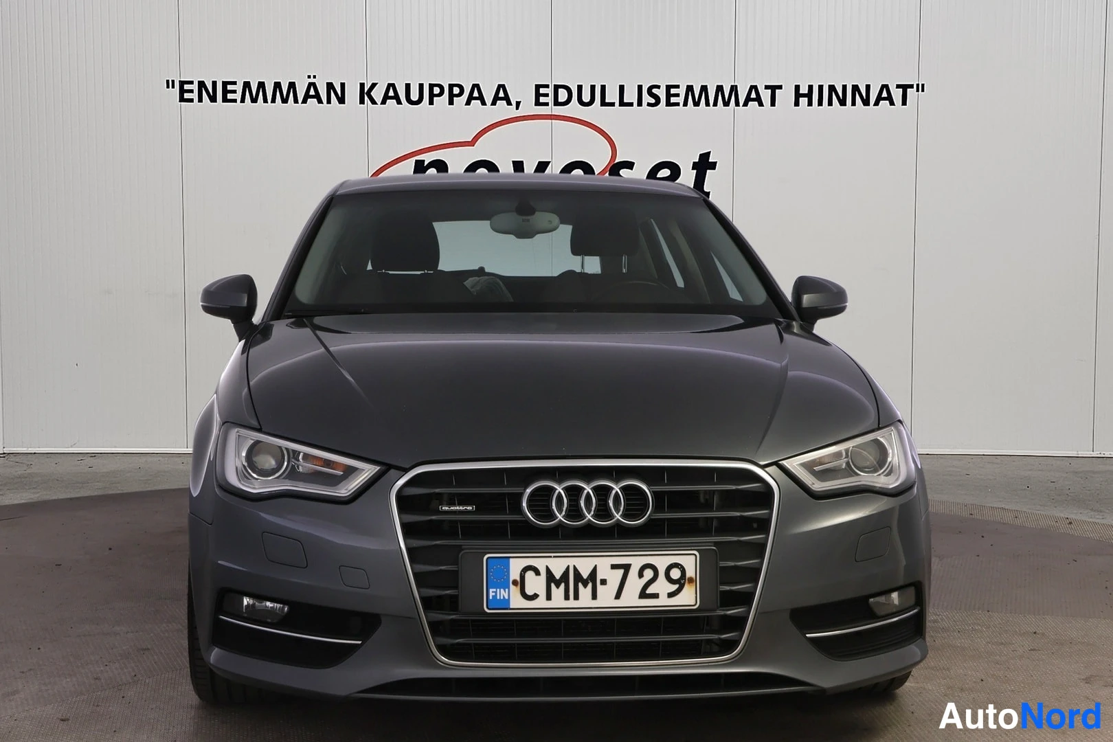 Edestä: Audi A3 edestä päin, etuswinga, ajovalot ja Audi-merkki näkyvissä, rekisteritunnus.