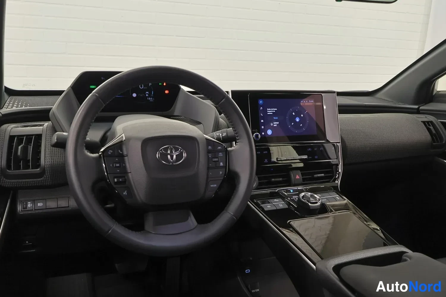 Muu: kuljettajan puolen näkymä: Toyota-ohjauspyörä, digitaalinen mittaritaulu, keskinäyttö ja kosketuspohjainen vaihtimen paneeli