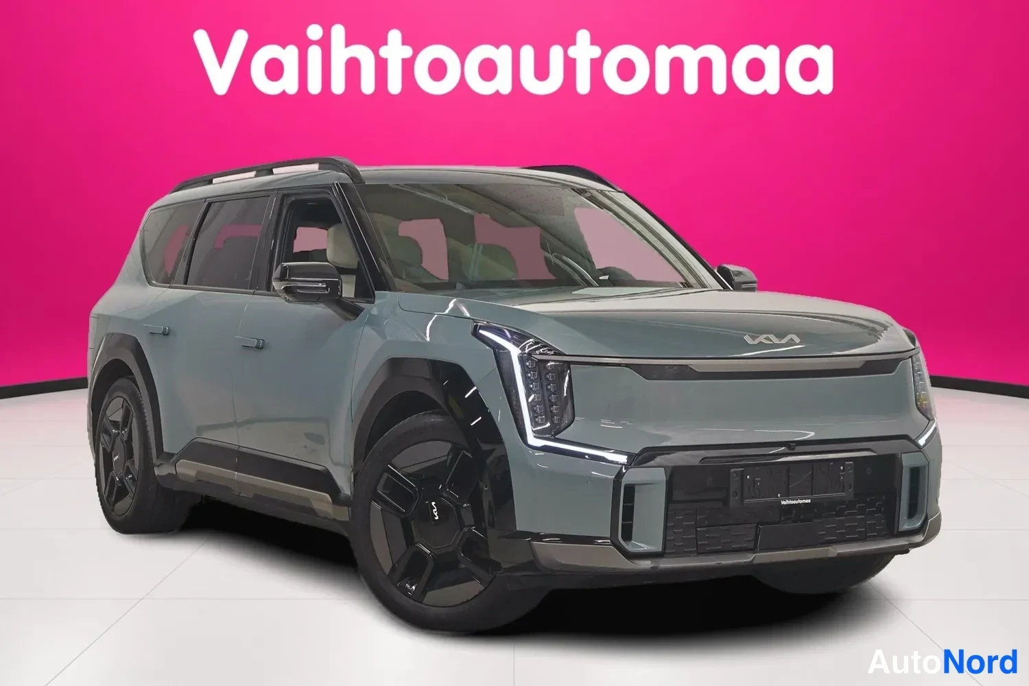 Etuviisto, nokka oikealle: Kia EV9 nurkkakuva edestä oikealta, harmaa koriti.