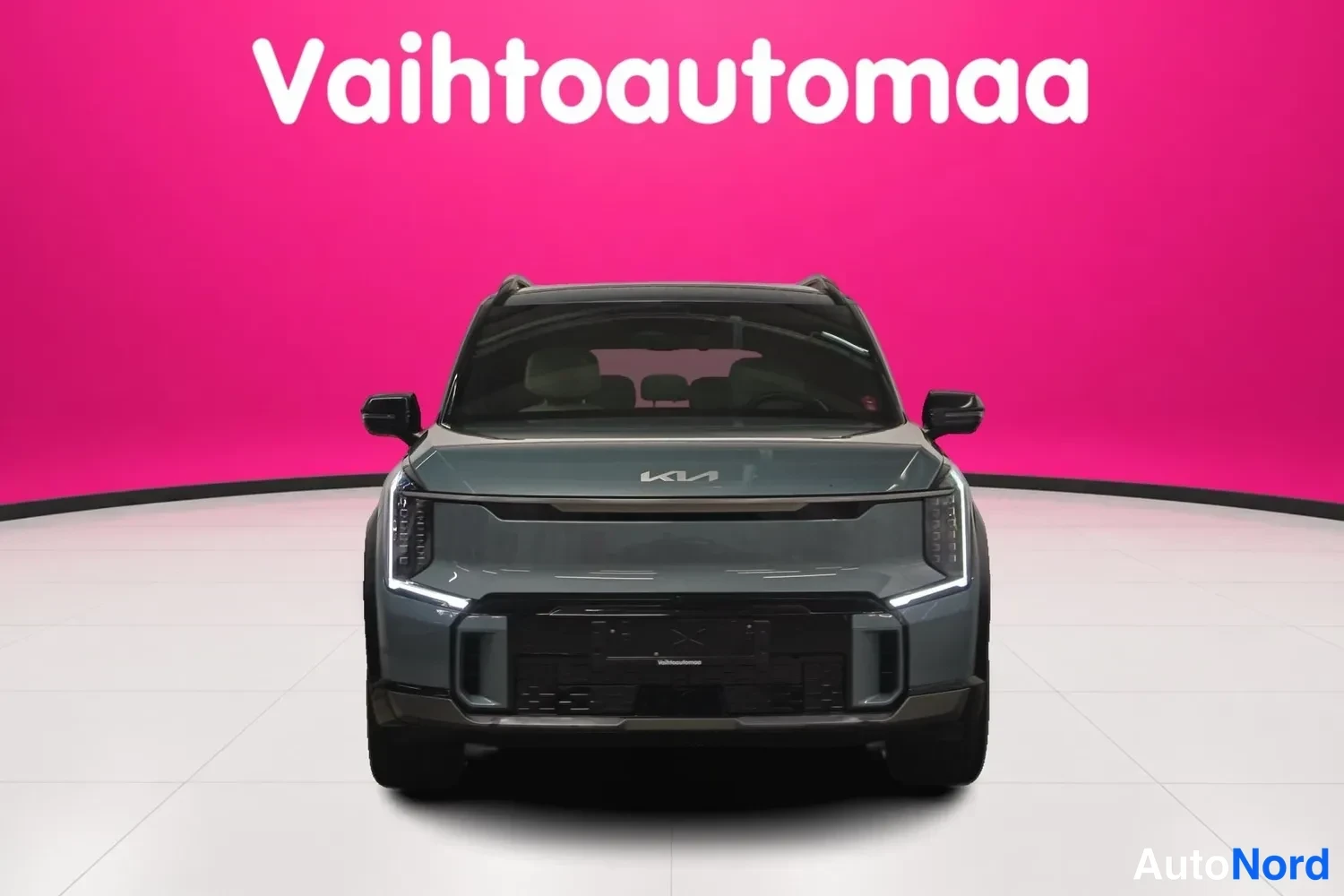 Edestä: Kia EV9 suora etukuva, harmaa kori.