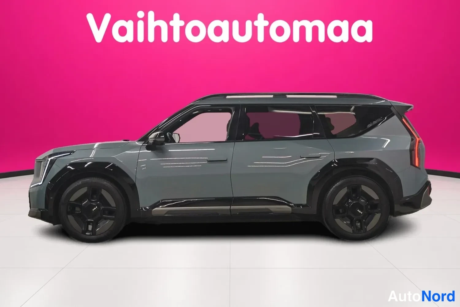 Sivulta: Kia EV9 sivukuva vasemmalta, harmaa kori ja tummat pyöränkehykset.