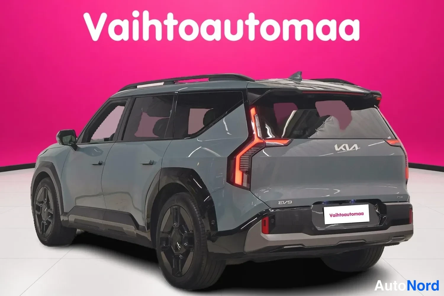 Takaviisto: Kia EV9:n takaosa kolmivartalokulmassa, tummanharmaa kori, KIA- ja EV9-merkinnät takaluukussa.