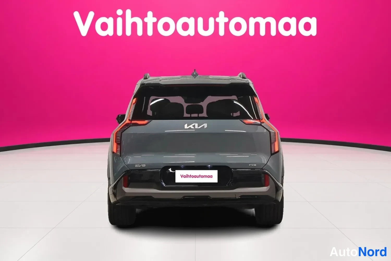 Takaa: Kia EV9:n takaosa suoraan takaa, KIA-merkintä ja EV9-tunnus takaluukussa.