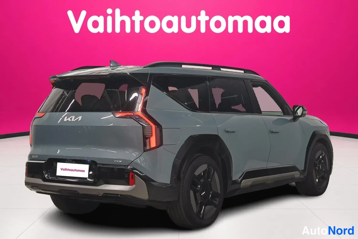 Takaviisto: Kia EV9:n takaosa ja vasen kylki kolmivartalokulmassa, tummanharmaa kori.