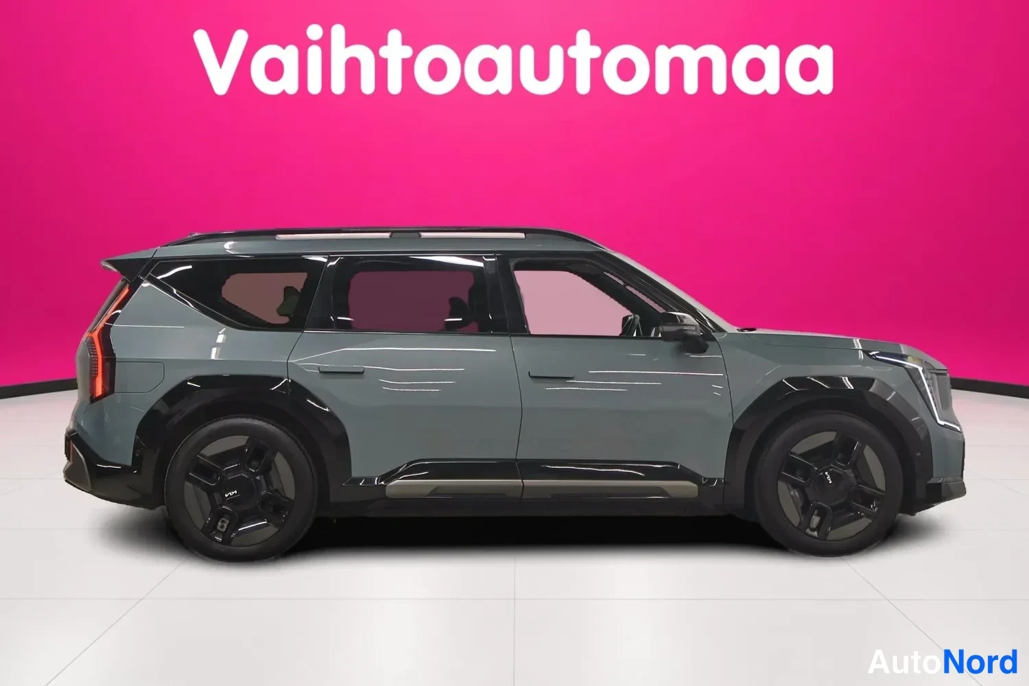 Sivulta: Kia EV9:n sivuprofiili oikealta puolelta, tummanharmaa kori ja mustat pyöränkehykset.