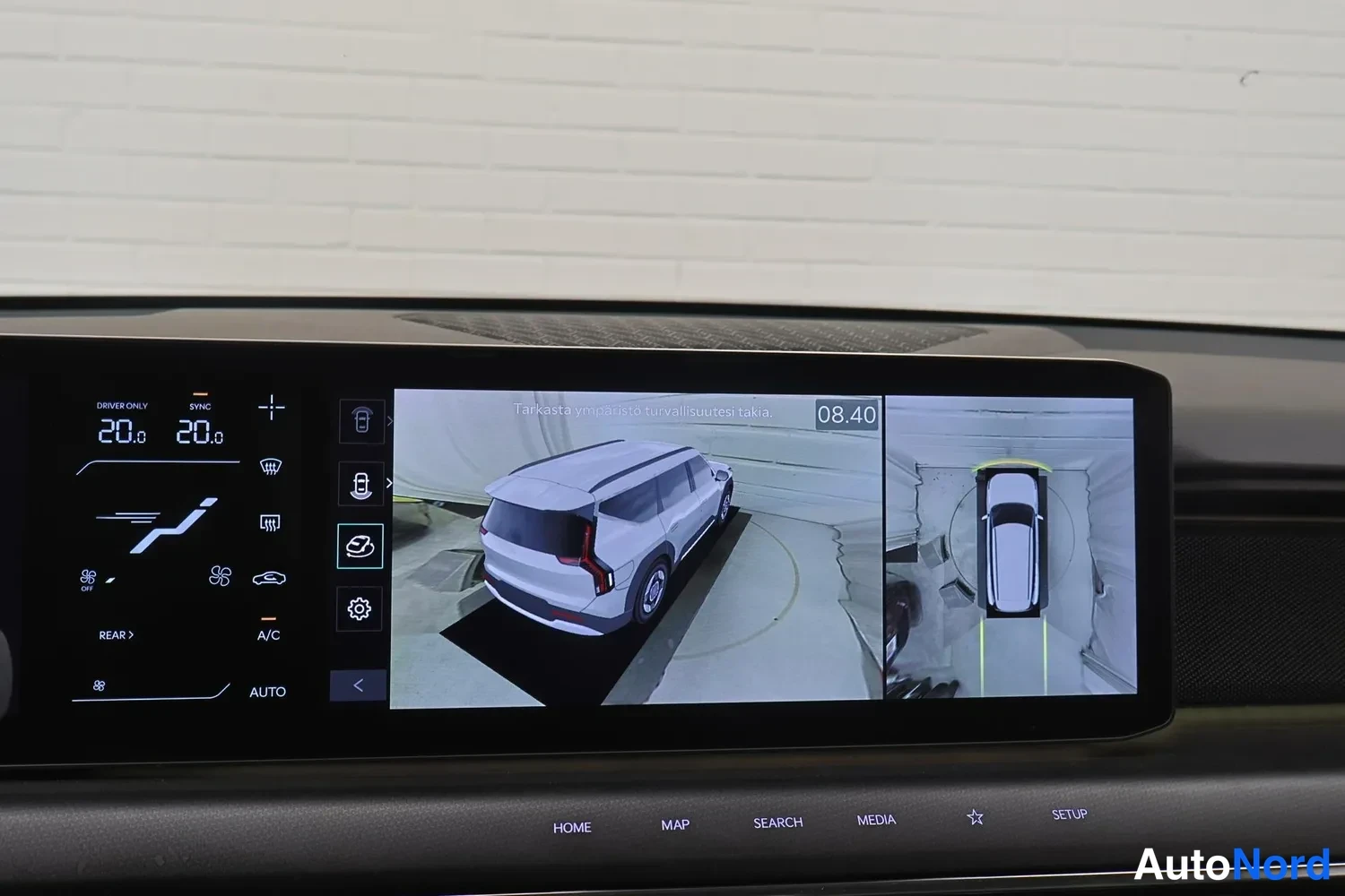 Muu: Infotainment-näyttö 360-ympäristönäkymällä, jossa autosta näkyy mallikuva takaa ja ylhäältä.