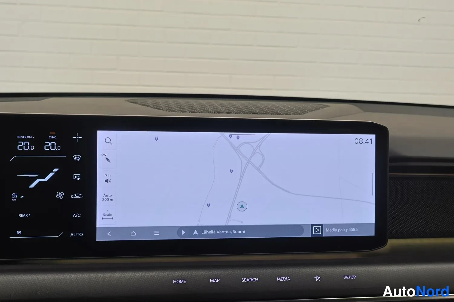 Muu: Infotainment-näyttö navigointikartalla, jossa reittiohje 'Lähellä Vantaa, Suomi' ja mediapalkki.