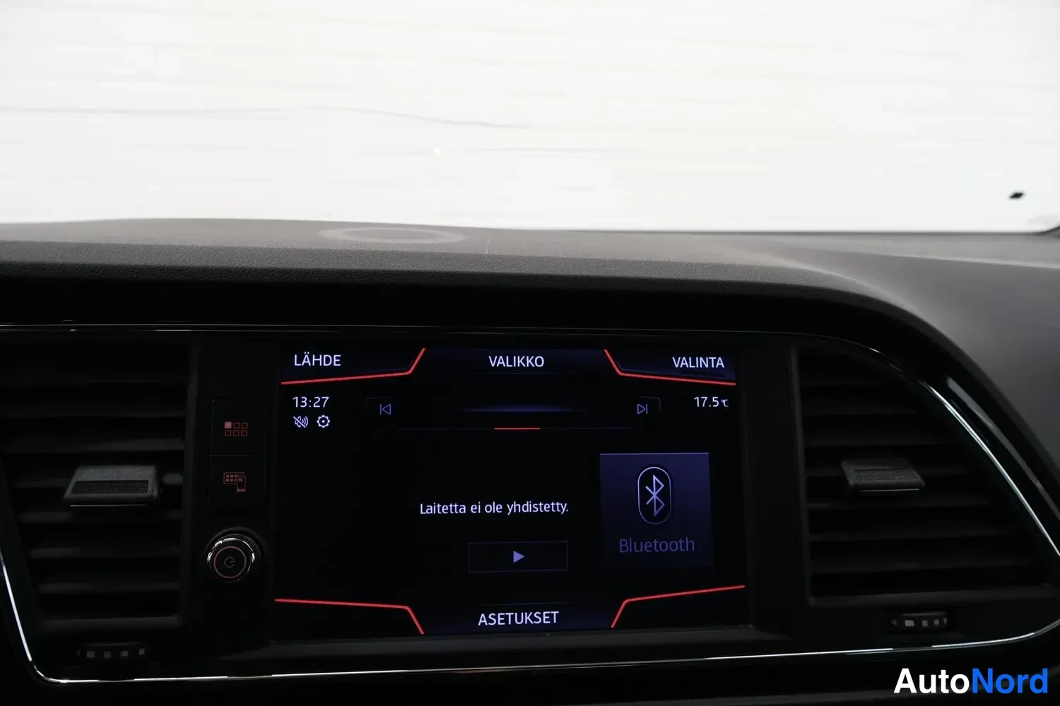 Muu: Auton medianäyttö lähdenäkymässä, Bluetooth-valikko auki tekstillä 'Laitetta ei ole yhdistetty.'