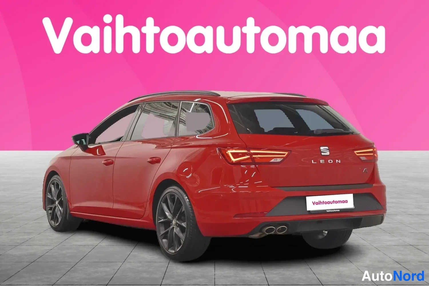 Takaviisto: Punaisen Seat Leon ST -farmariauton takanurkkaus vasemmalta, takavalo ja LEON-teksti näkyvät.