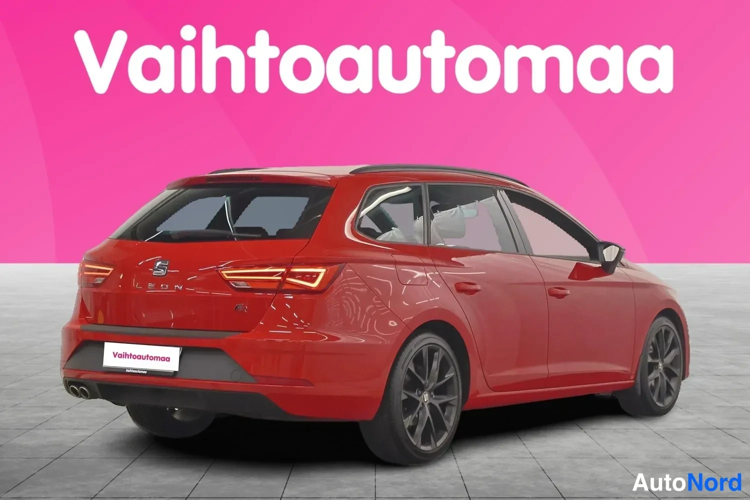 Takaviisto: Punaisen Seat Leon ST -farmariauton takanurkkaus oikealta, takavalo, LEON-teksti ja mustat vanteet näkyvät.