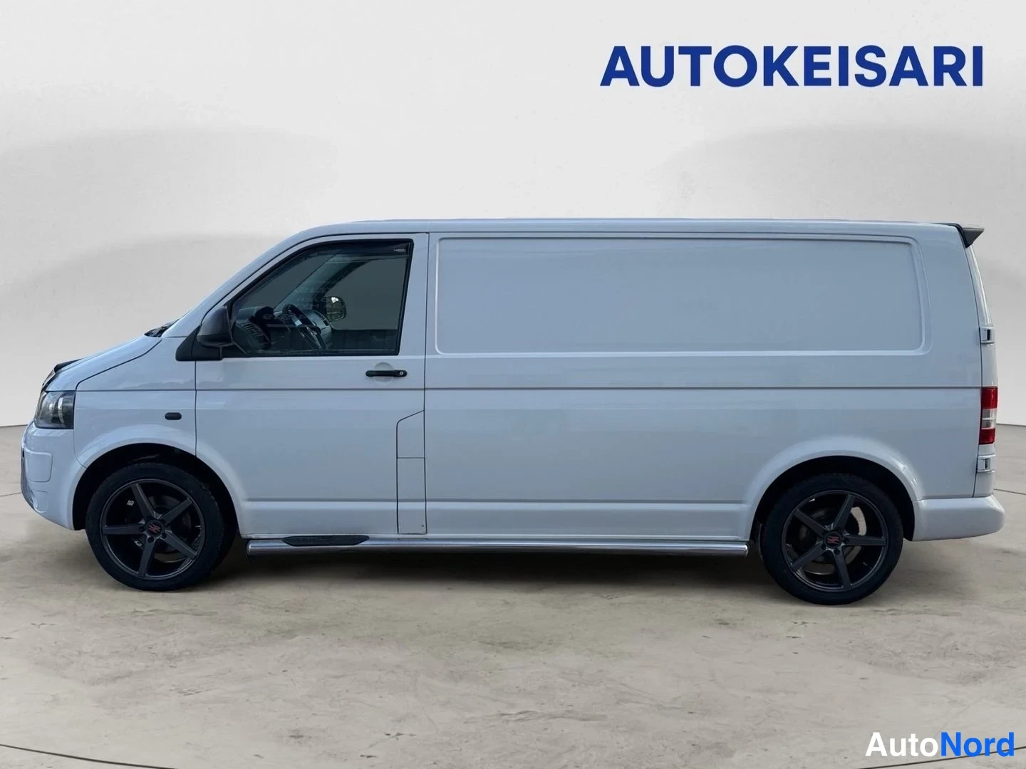 Valkoinen Volkswagen Transporter 2010, etuviisto, keula vasemmalle, kuva 2