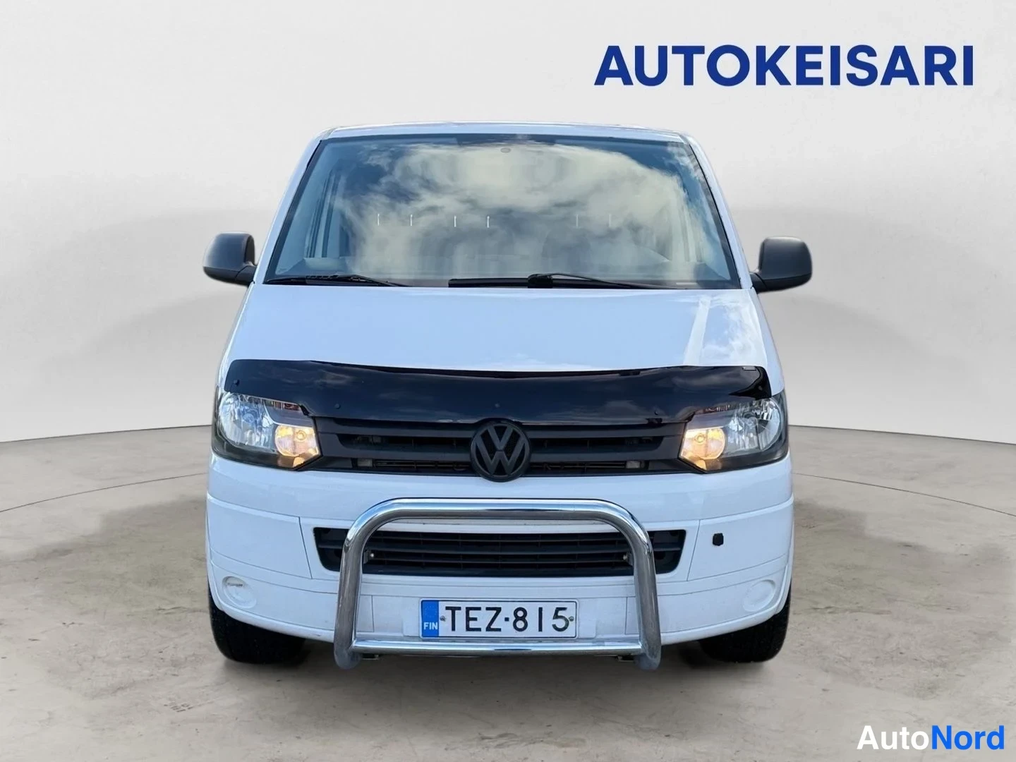 Valkoinen Volkswagen Transporter 2010, edestä, kuva 4