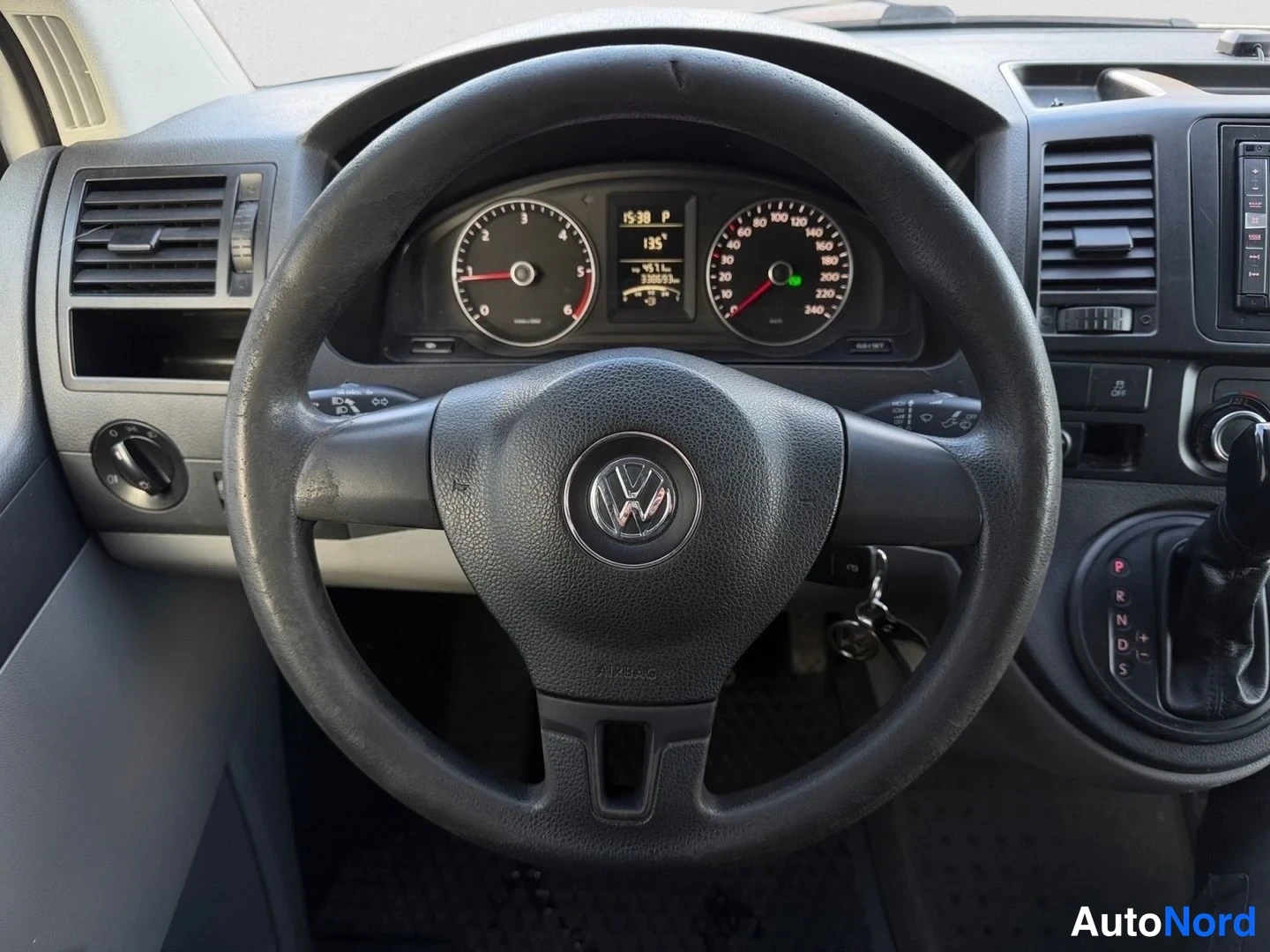 Valkoinen Volkswagen Transporter 2010, edestä, kuva 12