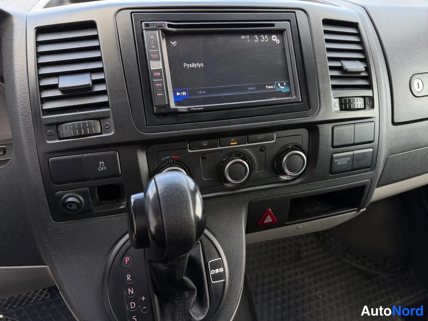 Valkoinen Volkswagen Transporter 2010, edestä, kuva 13