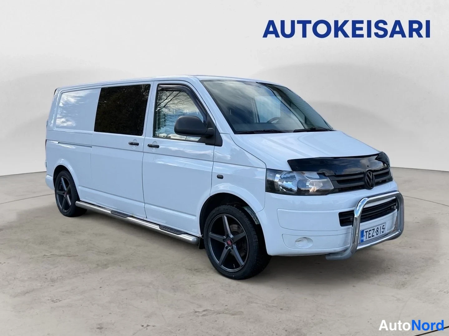 Valkoinen Volkswagen Transporter 2010, etuviisto, keula oikealle, kuva 3