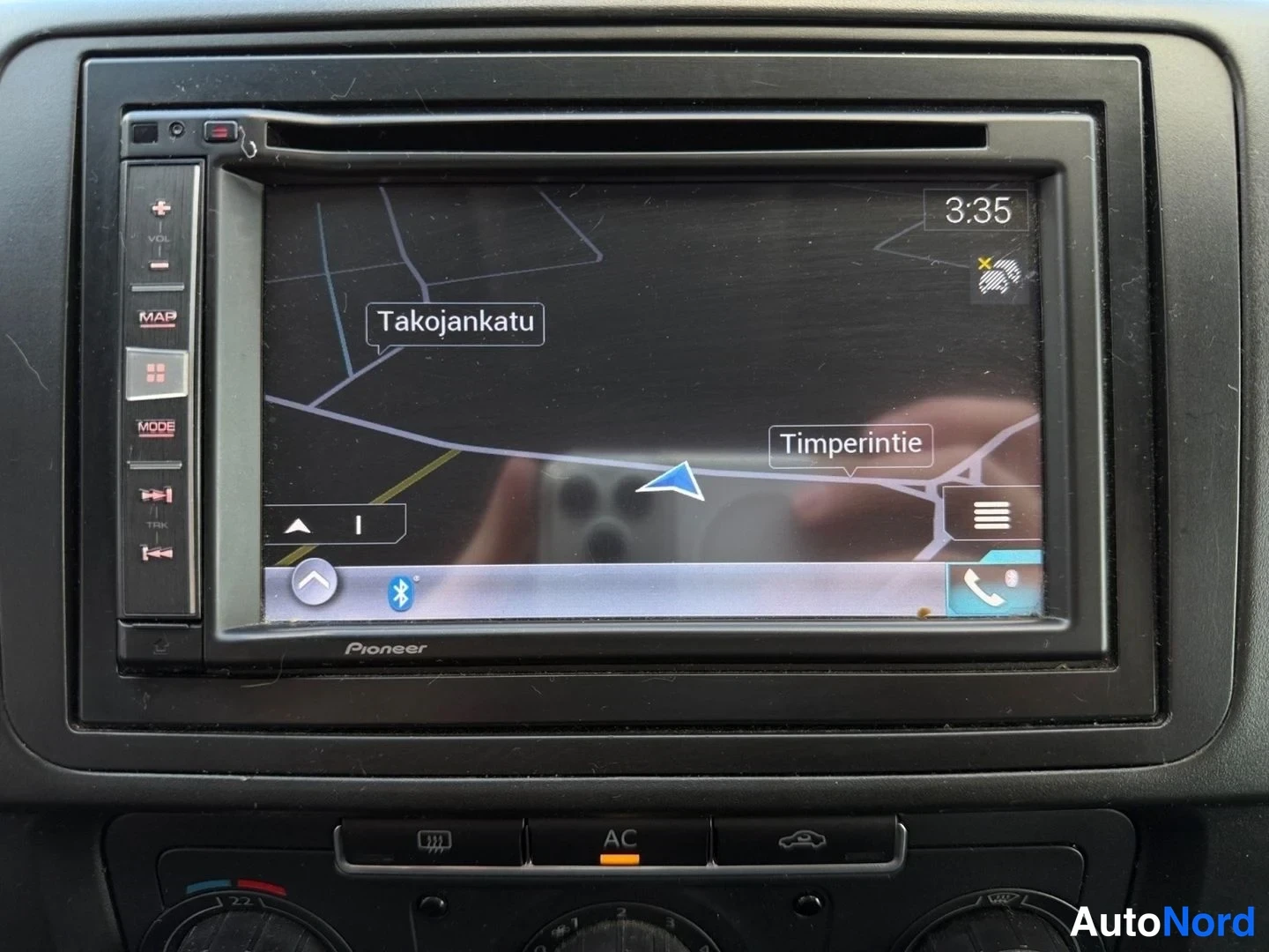 Valkoinen Volkswagen Transporter 2010, edestä, kuva 5