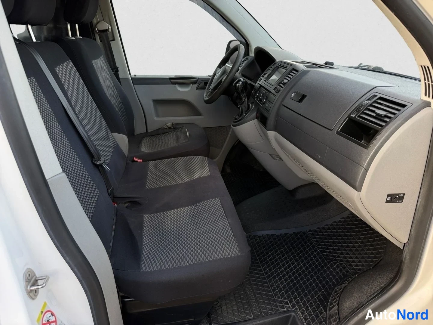 Valkoinen Volkswagen Transporter 2010, kuva 17