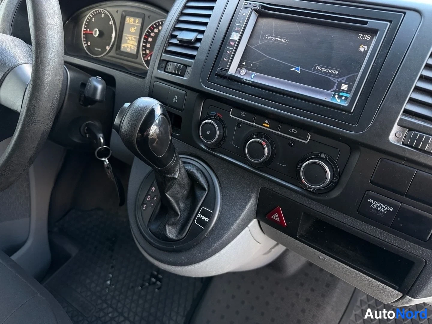 Valkoinen Volkswagen Transporter 2010, kuva 18