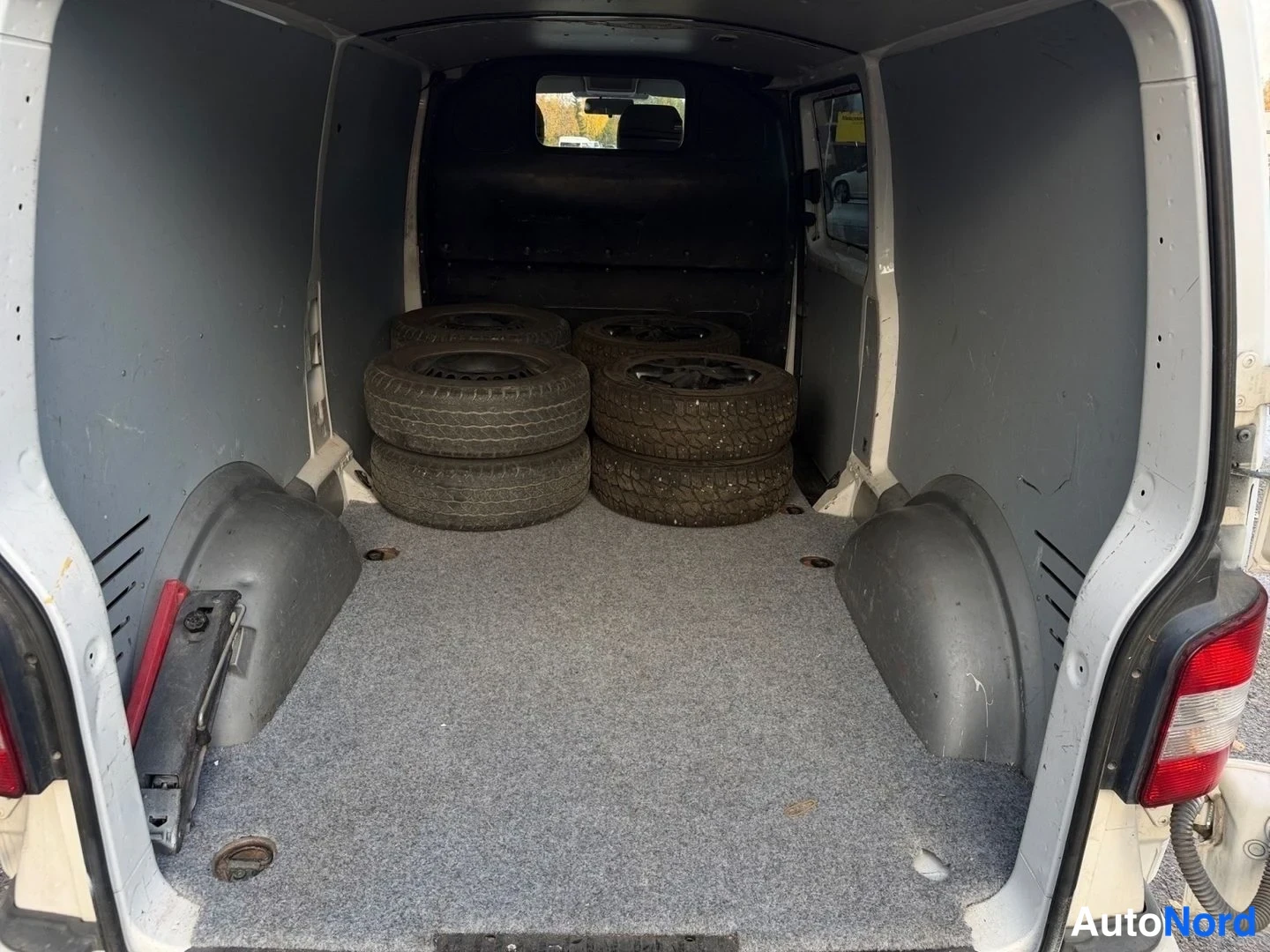 Valkoinen Volkswagen Transporter 2010, takaa, kuva 11