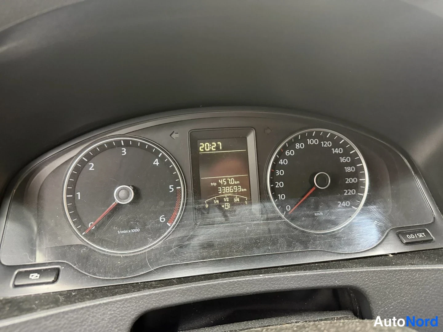 Muu: Mittaristo: nopeusmittari, kierroslukumittari ja näyttö, jossa lukee kokonaismatka 333693 km.