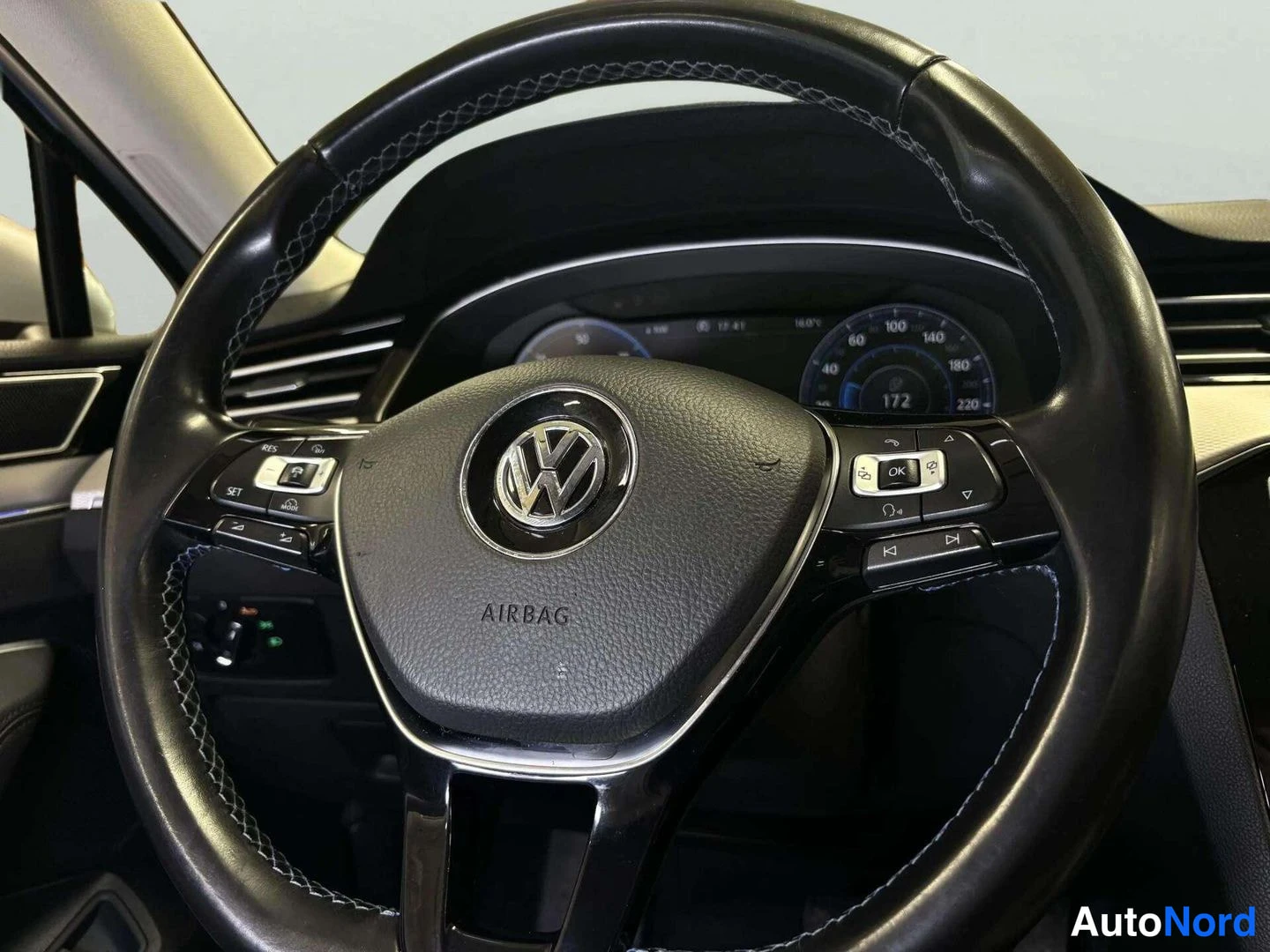 Muu: Volkswagen-ohjauspyörän lähikuva: puhalluksen AIRBOT-teksti, monitoimpainikkeet ja taustalla digitaalinen mittaristo.