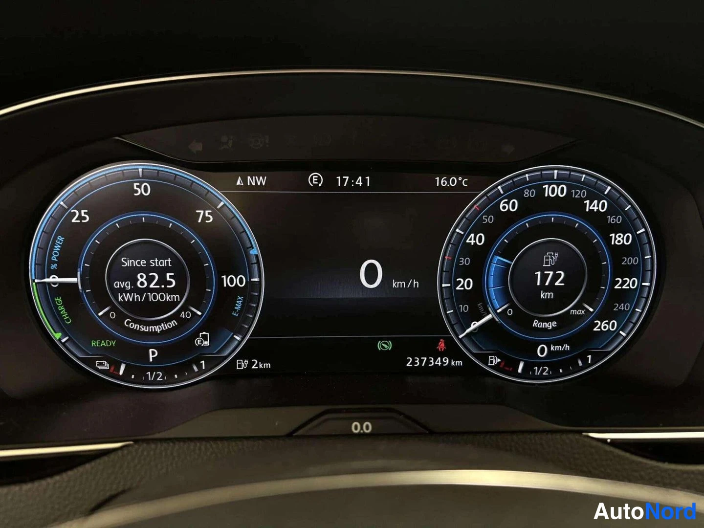 Muu: Digitaalinen mittaristo: nopeusmittari 0 km/h, matkamittari 237349 km, vaihde P, ulkolämpötila 16,0 °C, kello 17:41, kulutus 82,5 kWh/100km ja toimintasäde 172