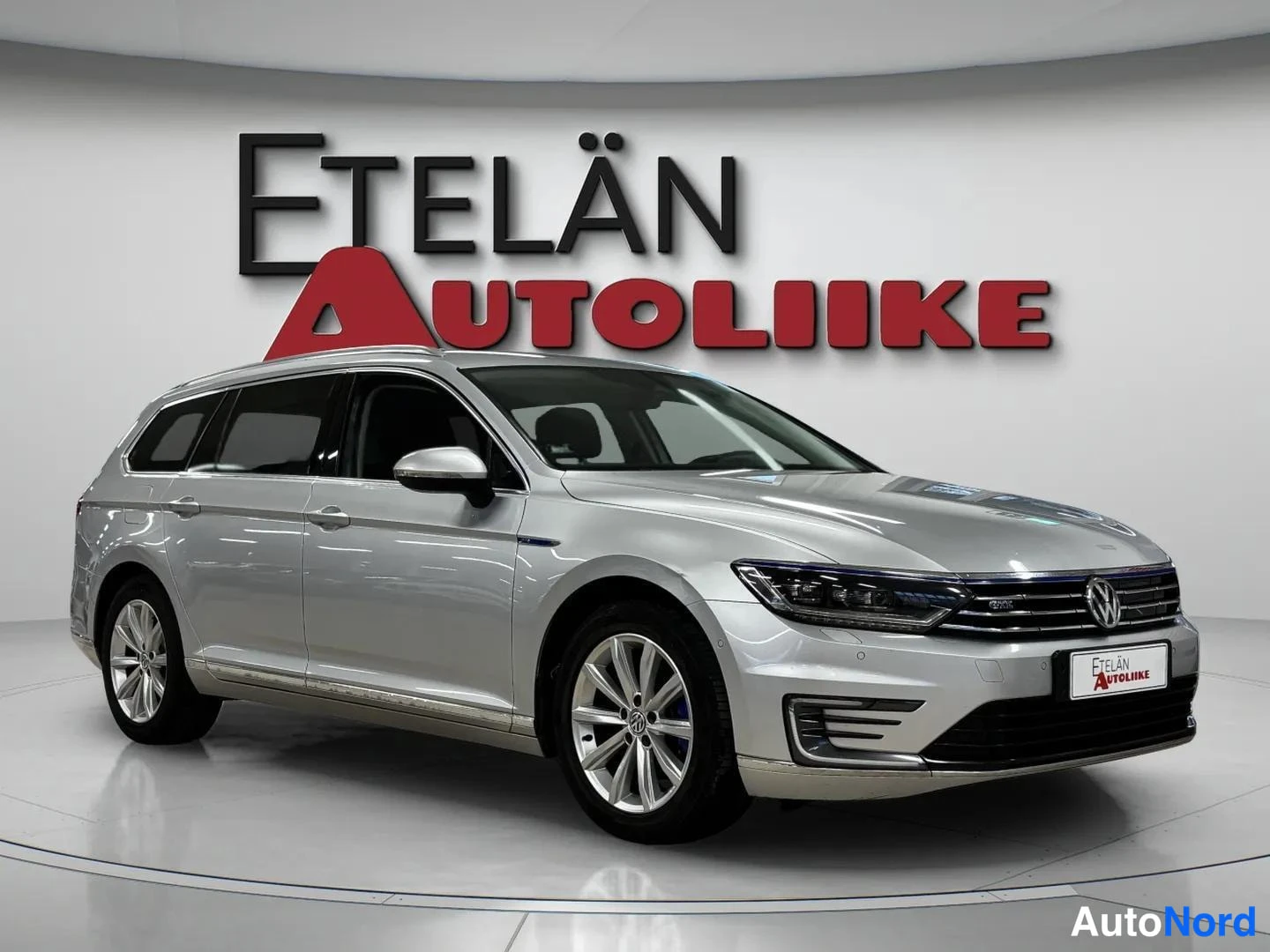 Etuviisto, nokka oikealle: Hopeanvärinen Volkswagen Passat Variant etu-three-quarter-kuvassa oikealta, keulakori ja rekisterikilpi näkyvissä studio-tilassa Etelän Autoliike -teksti