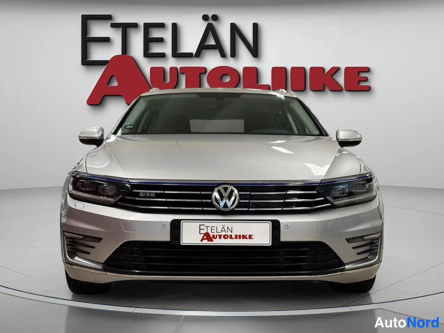 Edestä: Volkswagen Passat Variantin keula suoraan edestä kuvattuna: etusäleikkö GTE-merkillä, VW-tunnus ja ajovalot näkyvät studio-tilassa.