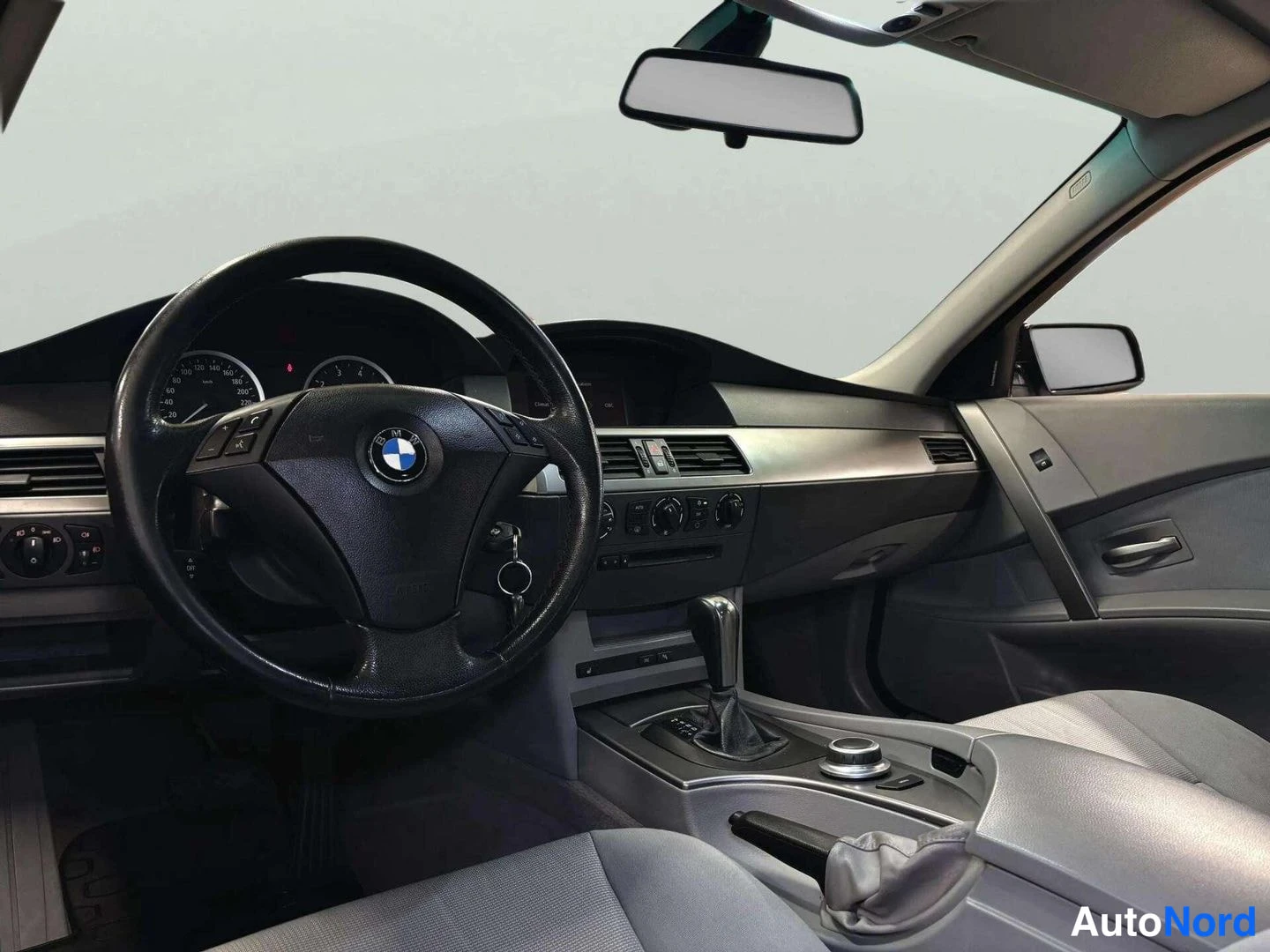 Muu: Auton ohjaamo: BMW-ohjauspyörä, mittaristo ja automaattivaihteen valitsin keskikonsolissa.