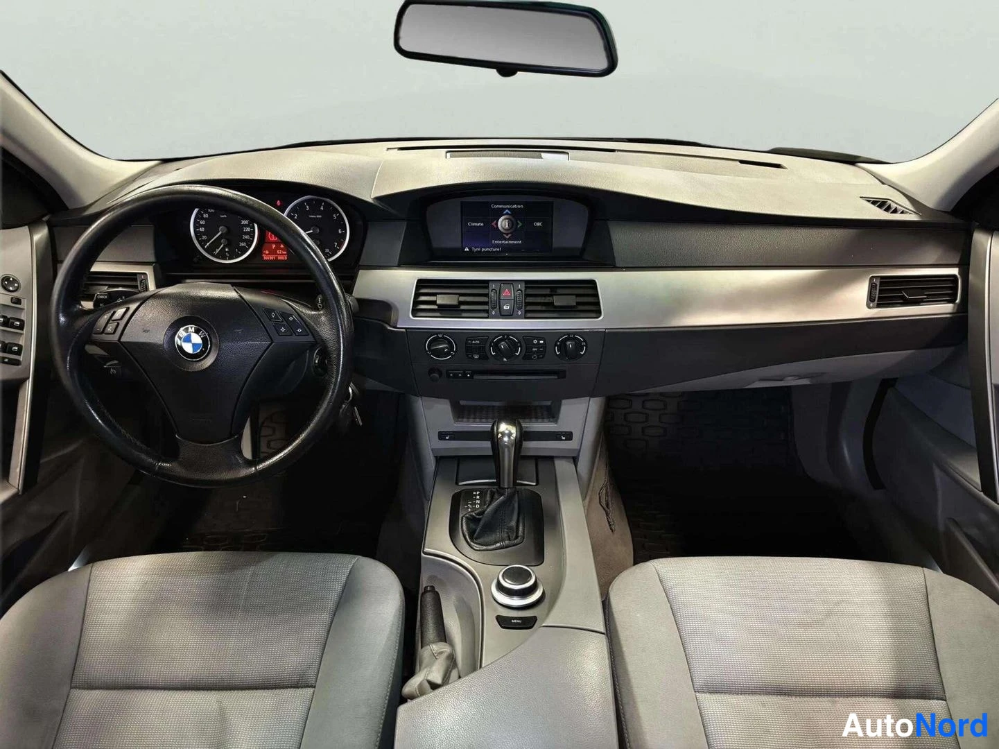 Muu: Auton sisätilat: ohjaamo kuvattuna etupenkeiltä kohti kojelautaa. Ohjaustangossa BMW:n merkki, mittaristossa tacho- ja nopeusmittarit, keskiössä näyttö, ilmasto