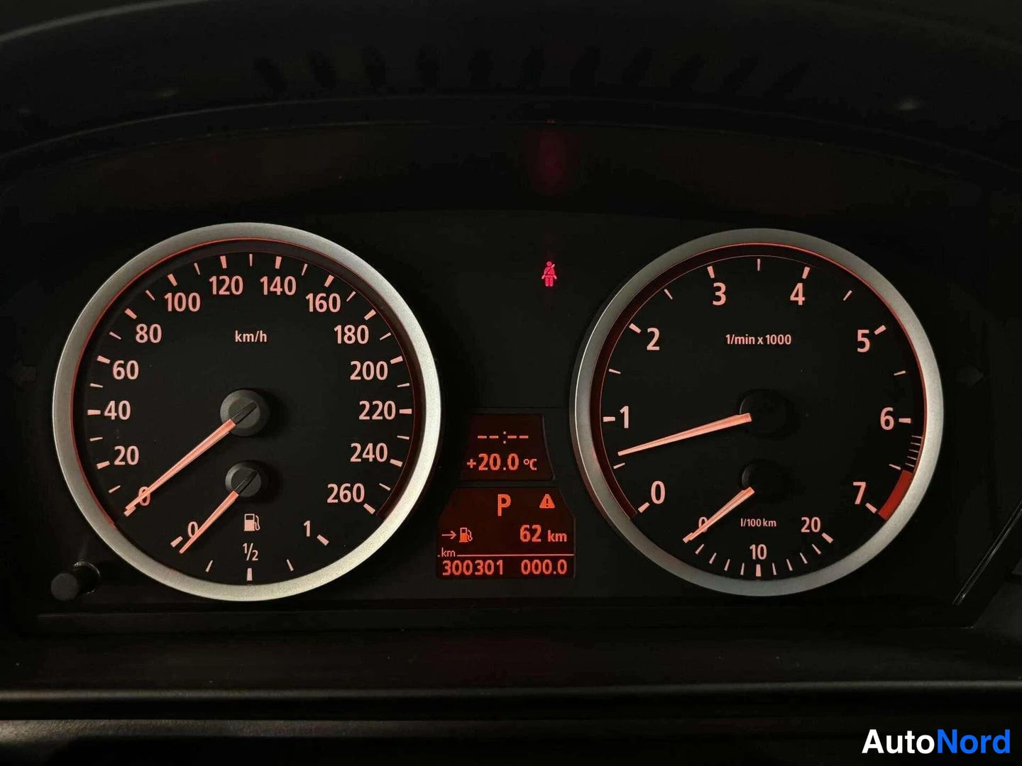 Muu: Mittaristo: nopeusmittari ja kierrosmittari, ajoneuvon asema P ja lukema 300301 km.