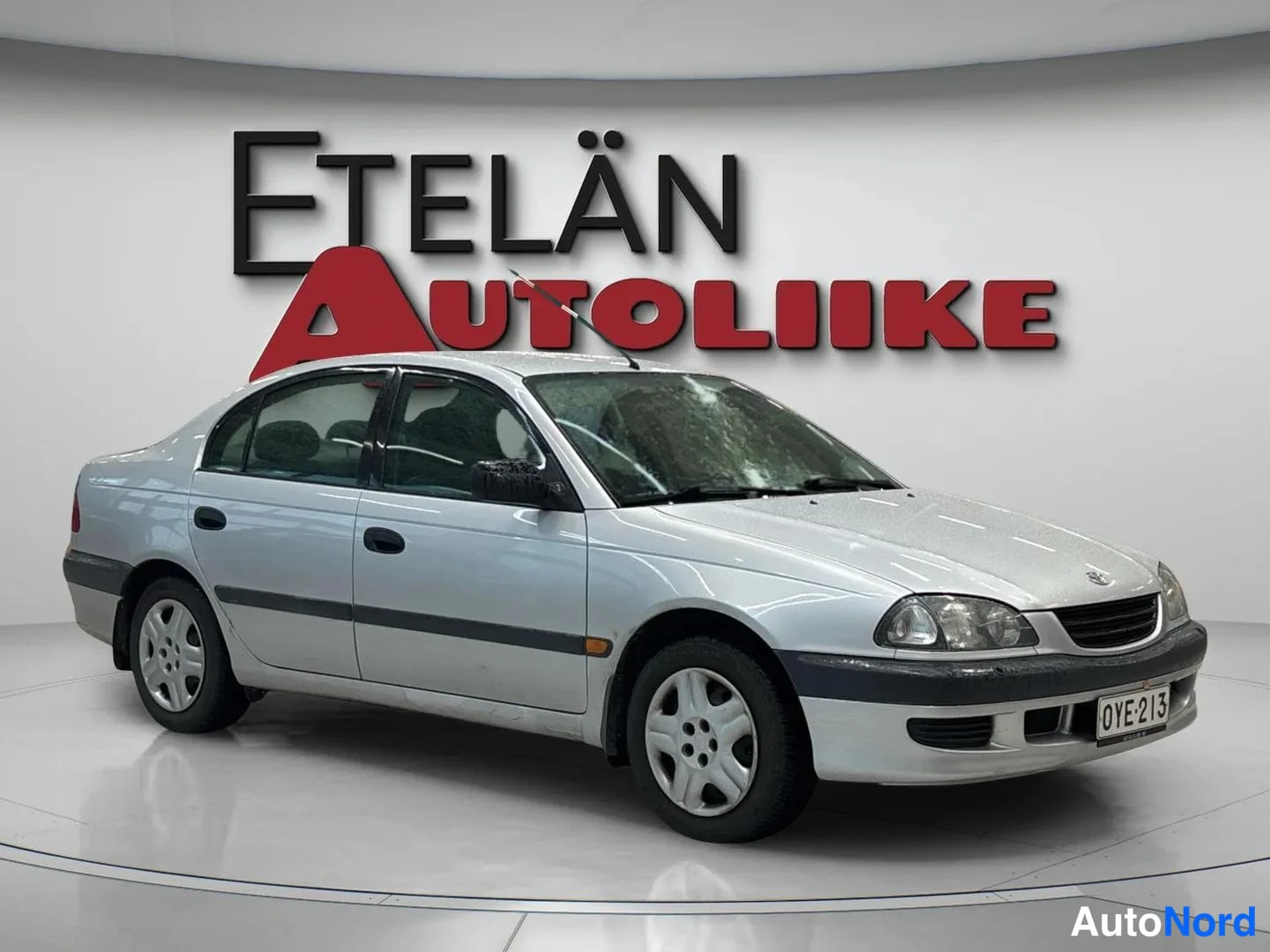 Hopea Toyota Avensis 2000, etuviisto, keula oikealle, kuva 2